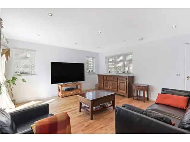 4 Bedroom End Terrace House for Sale