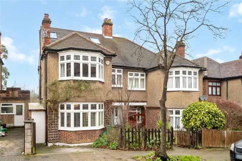 3 Bedroom House West Norwood Detached Family Home