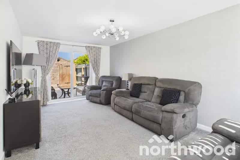 3 Bed Semi-Detached House South Ashford Driveway Parking
