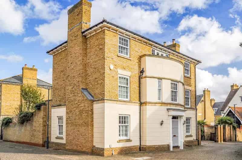 5 Bedroom Detached House To Rent