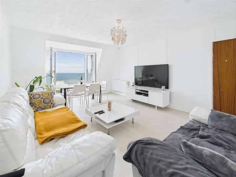 4 Bed House with Bar Bistro and Flats for Sale