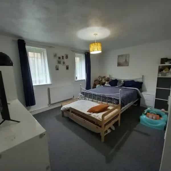 3-Bed Flat Near School and Town Centre