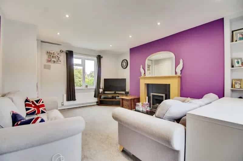 3 Bed Mid-Terraced House Near Schools and Transport