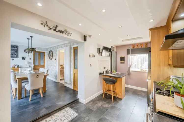 4 Bed Detached House with Hot Tub and Outdoor Bar