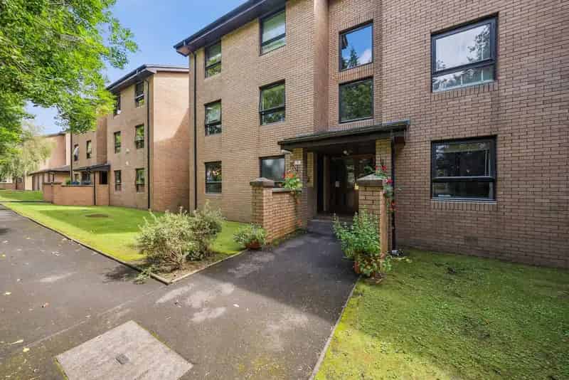 Modern 1 Bedroom Apartment in Langside with Private Parking