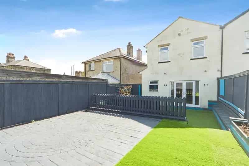 Spacious Semi-Detached House with Large Garden and Modern Bathroom