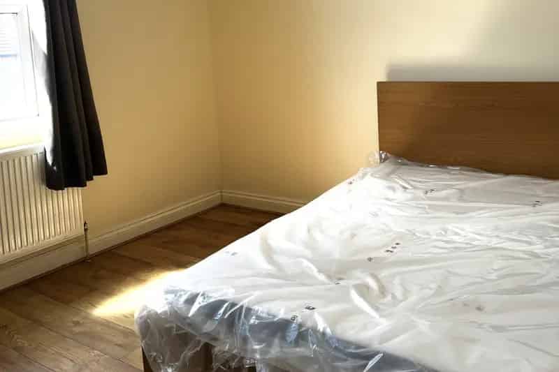3 Bed Flat Garratt Lane Newly Refurbished Water Council Tax Included