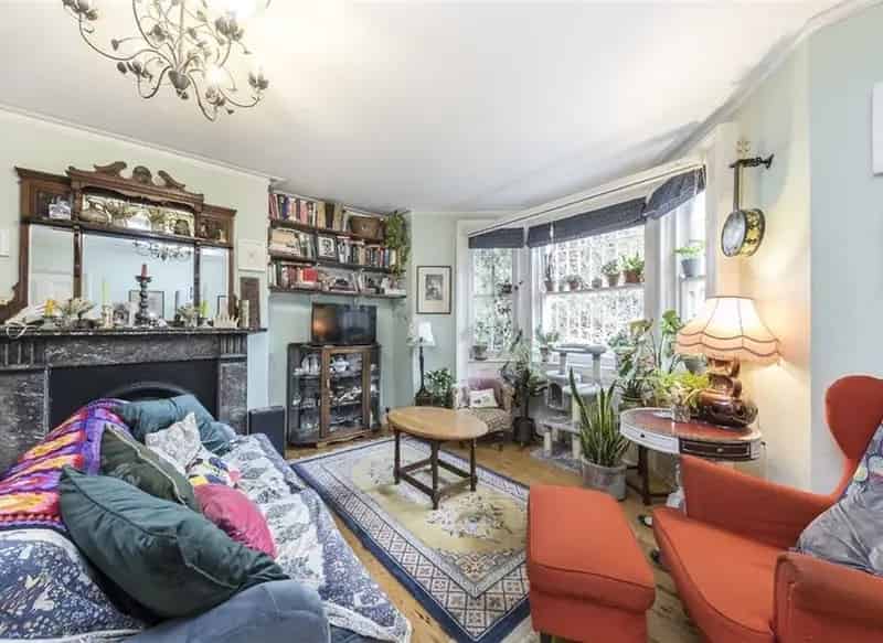 One Double Bedroom Victorian Flat with Studio Space
