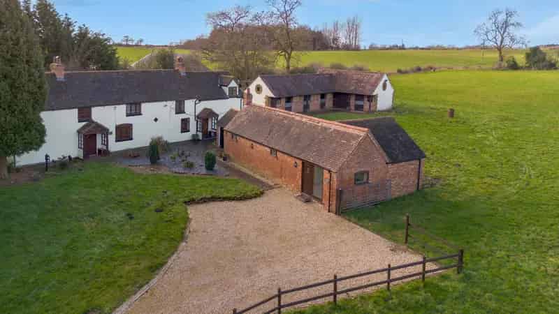 5 Bedroom Detached House with Stables and Annex