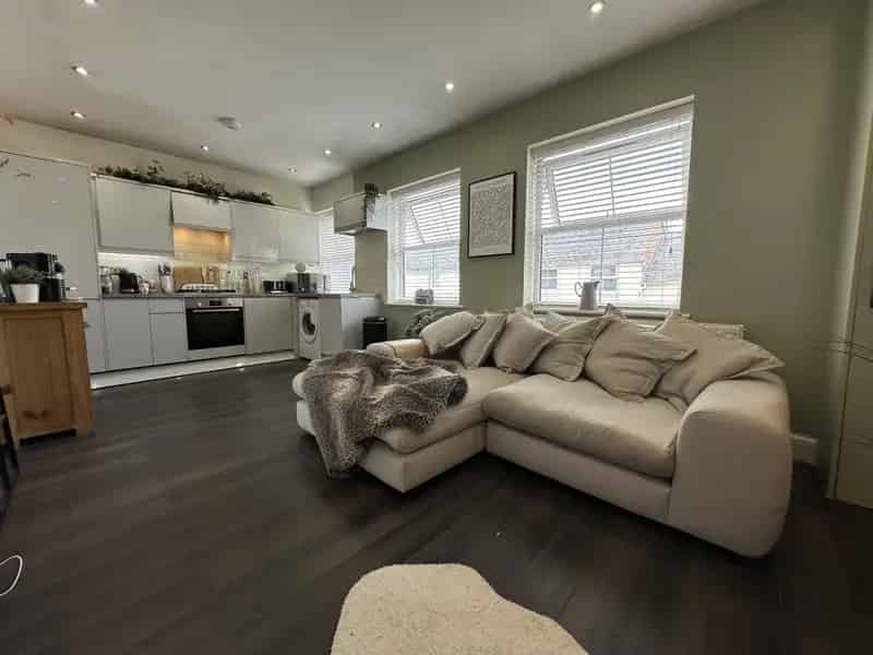 2 Double Bed Apartment Wellesbourne Allocated Parking Modern Kitchen