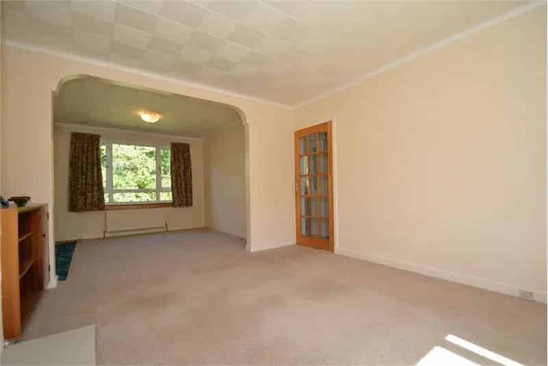 3 Bed Semi Detached House Near Giffnock Station