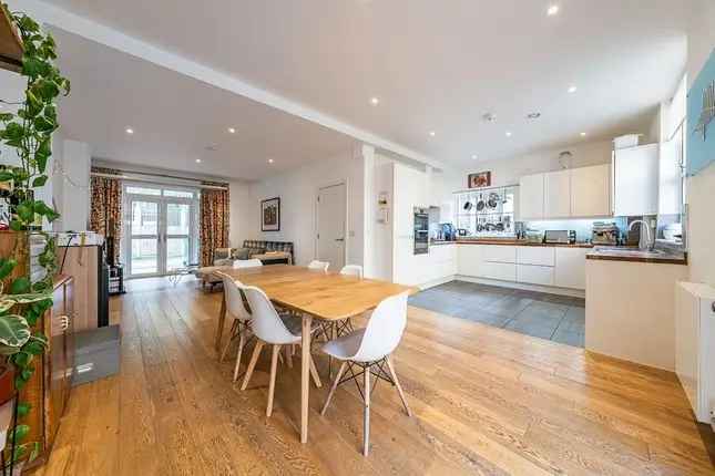 Town house to rent in Pickle Mews, London SW9