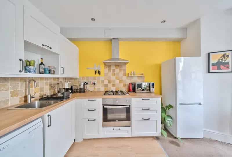 2 Bedroom Flat for Sale Allocated Parking Private Garden