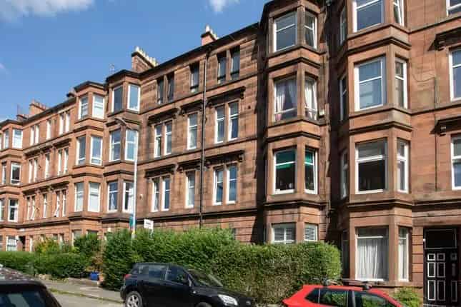 Flat for Sale in Thornwood Avenue Glasgow G11
