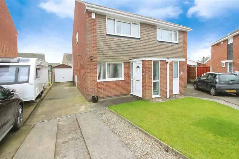 2 Bedroom Semi-Detached House To Rent