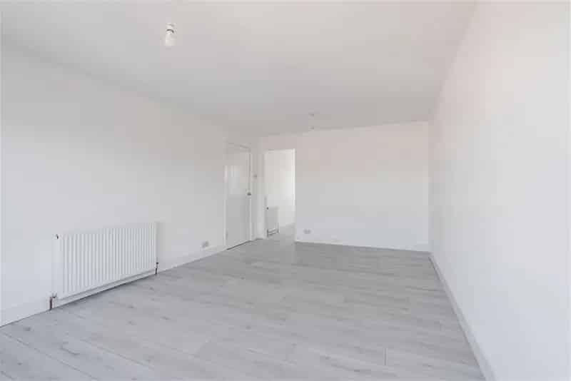 2 Bed Top Floor Flat Oxgangs Fully Refurbished