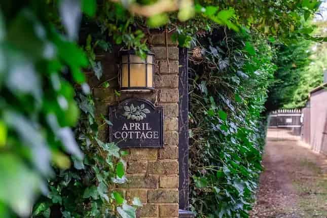 Detached House for Sale in Kingston Upon Thames