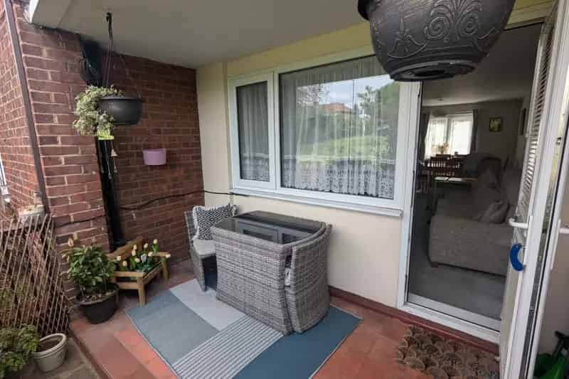 Two Bedroom Ground Floor Apartment Near Bush Hill Park Station