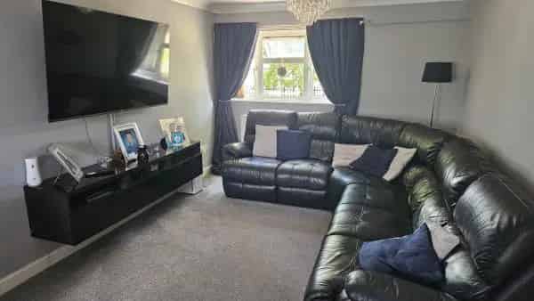 Ground Floor 2 Bed Flat Near Schools and Shops