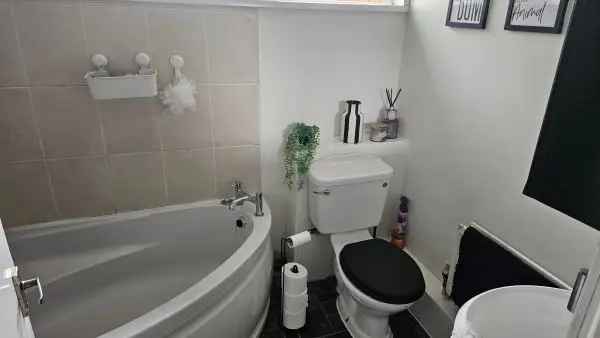 Flat For Rent in Metropolitan Borough of Solihull, England