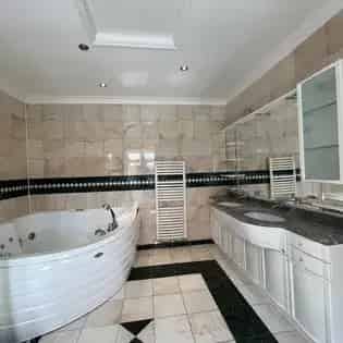 Spacious Studio Room in Barnet EN5 with Private Kitchen and Garden Access