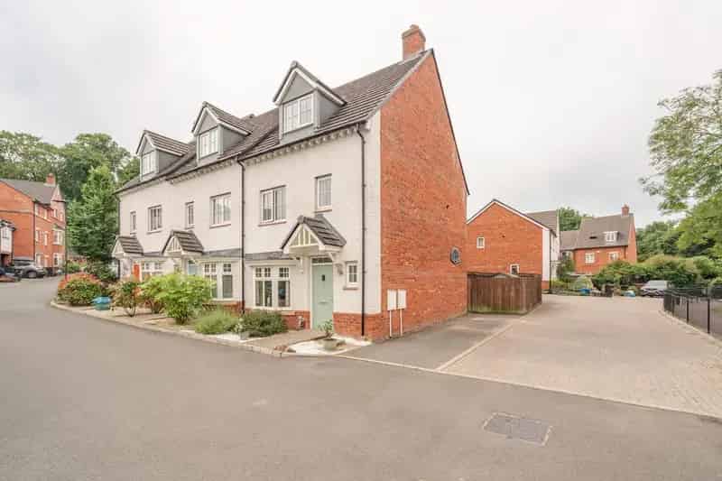 4 Bedroom End Terrace House For Sale