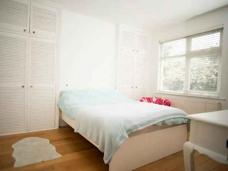 Double Bedroom Flat Leasehold First Floor Garden Parking