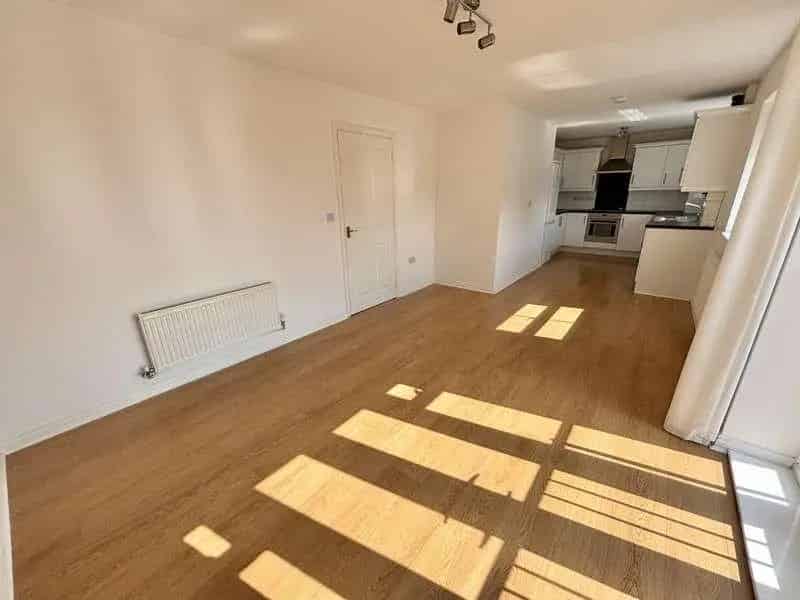 2 Bed 2 Bath Top Floor Apartment with Parking and Communal Gardens