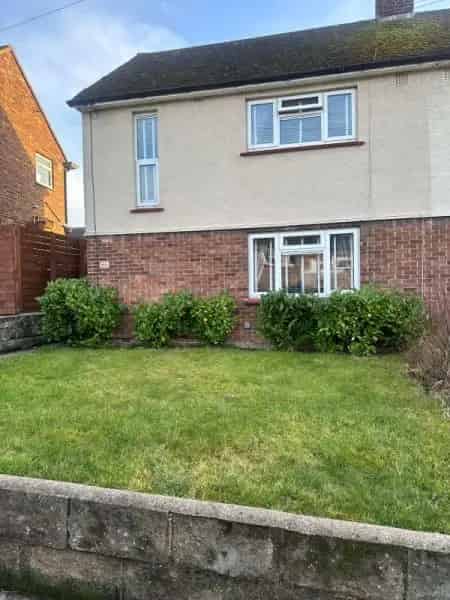 House near Shops Schools and Park