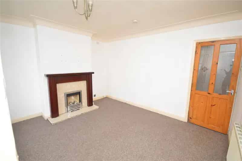 2 Bed Mid Terrace House Near M62 M1