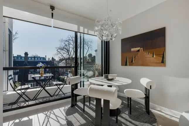 2-Bedroom Chelsea Apartment near Kings Road