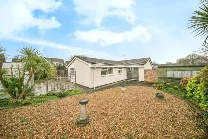 3 Bed Semi-Detached House with Garage and Driveway