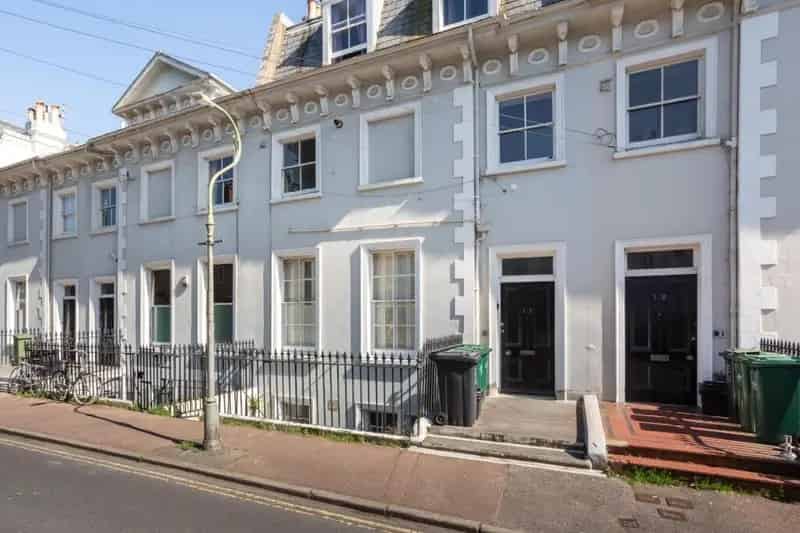 2 Bedroom Flat for Sale in Park Crescent