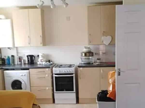 2-Bed Flat near City and Amesbury with Parking and Secure Building