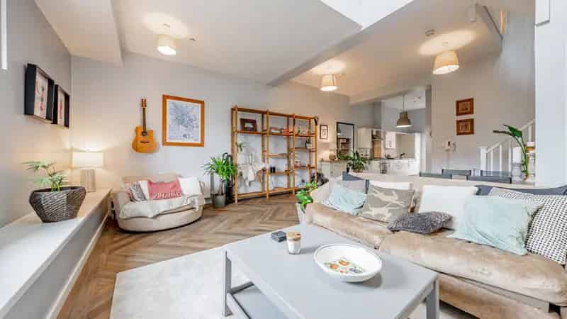 Spacious 2-Bed Duplex Apartment in Central Glasgow