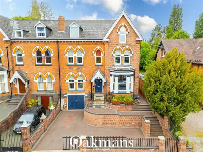 8 Bedroom House for Sale with 3 Bedroom Apartment