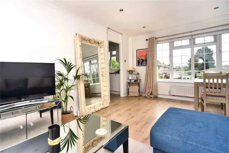 2 Bedroom Maisonette Banstead Village Modern Contemporary Finish