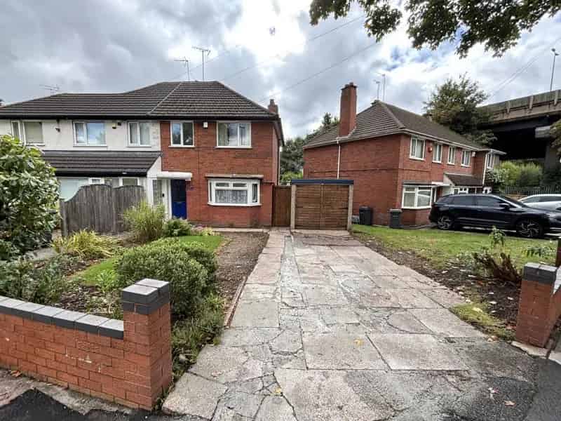 3 Bedroom Semi-Detached House to Rent