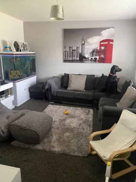 Mid Terraced House Near Shops and Town Bus
