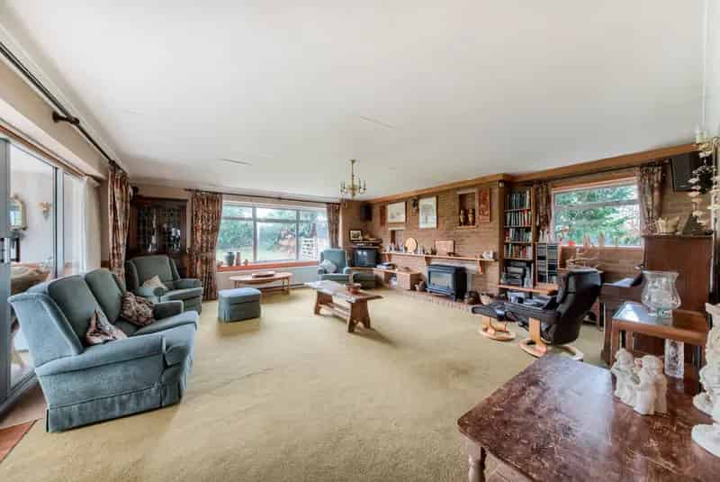 6 Bedroom Detached House with Pool and Outbuildings