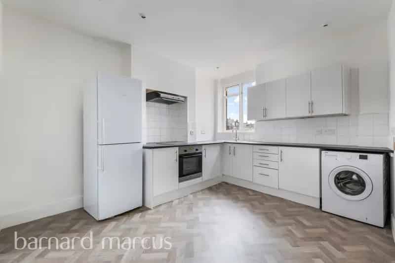 Spacious 4-Story House Near Streatham Common Station