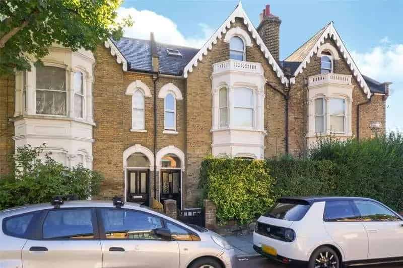 2 bed flat for sale