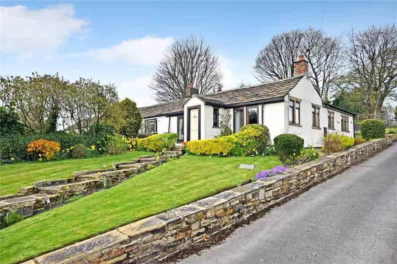 Unique 4-Bedroom Bungalow in Tong Village Near Leeds and Bradford