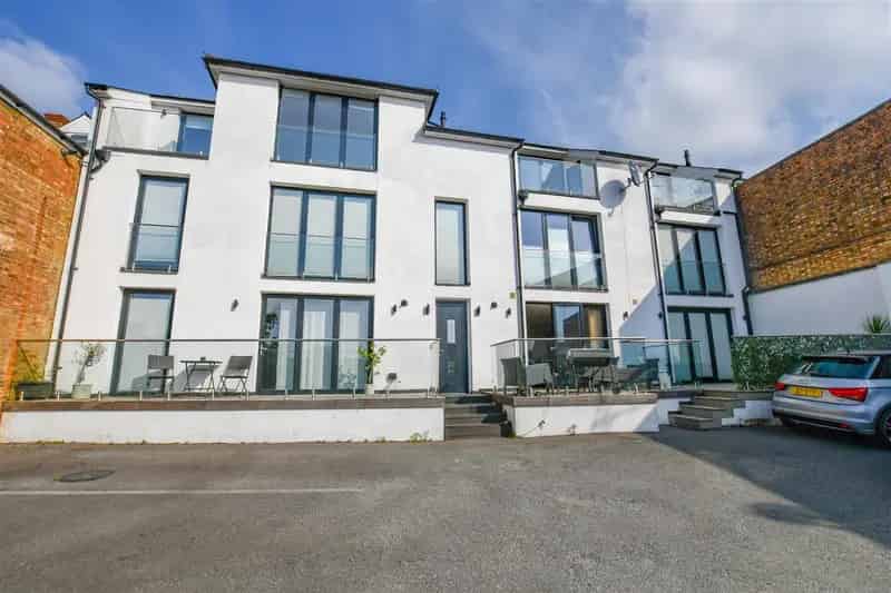 Two Double Bedroom Apartment Near St Albans Station Gated Parking Chain Free