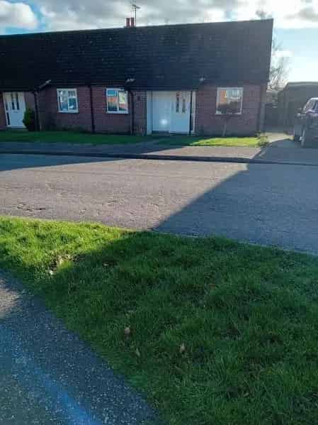 2 Bedroom Bungalow with Large Garden and Off Road Parking