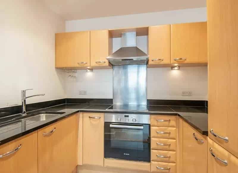 Modern 2-Bed 2-Bath Apartment near City Canary Wharf