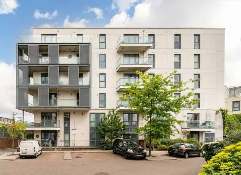Parsons Green 2 Bed Apartment  Large Reception Balcony