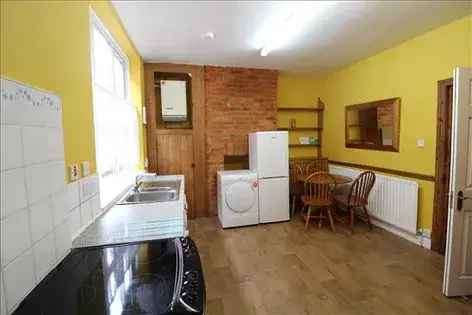 5 Bedroom House Southampton - Available July 1st