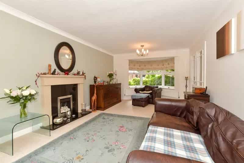 4 Bedroom Detached House for Sale Near Tilgate Park