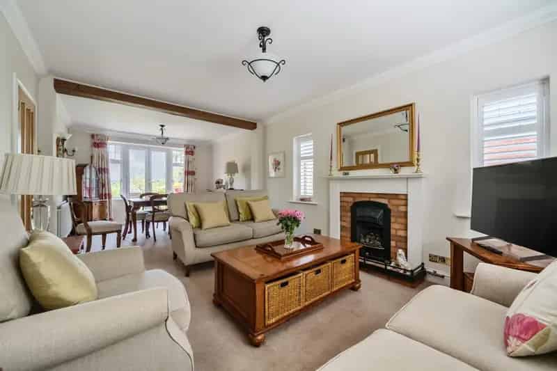 Modernised 3/4 Bed Detached House Near Schools and Transport